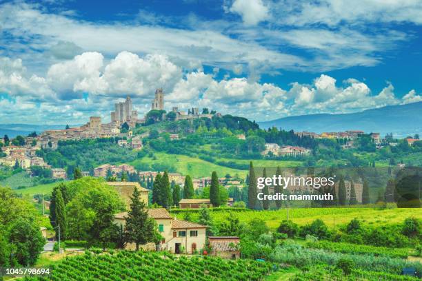 san gimignano in der toskana und der italienischen landschaft - san gimignano stock-fotos und bilder