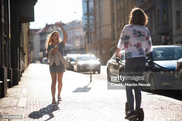 excited woman waving hand to greet her friend - 經過 個照片及圖片檔