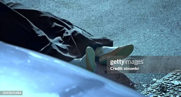 cuerpo de muerte cubierta con la hoja negra - cadáver fotografías e imágenes de stock