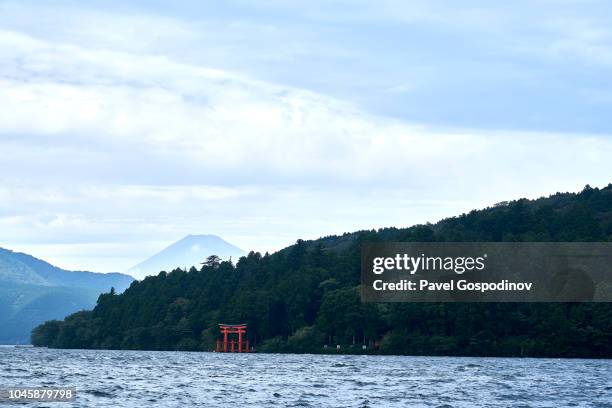 lake ashi with mount fuji in the background - a symbol of hakone, japan - fuji hakone izu national park 個照片及圖片檔