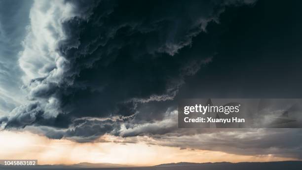 storm clouds - cielo dramático fotografías e imágenes de stock