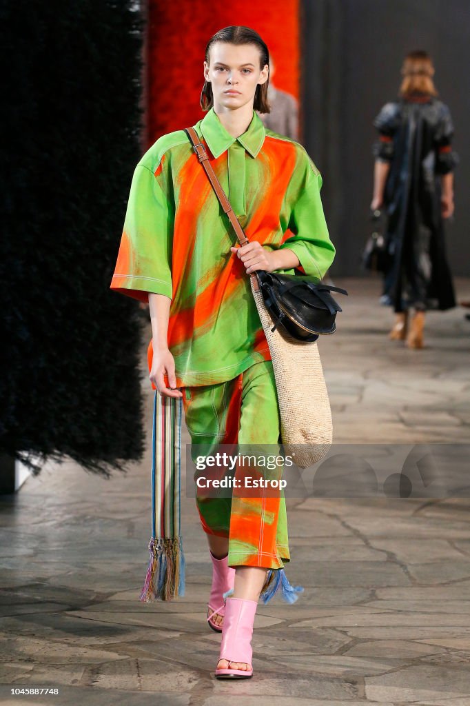 Loewe : Runway - Paris Fashion Week Womenswear Spring/Summer 2019