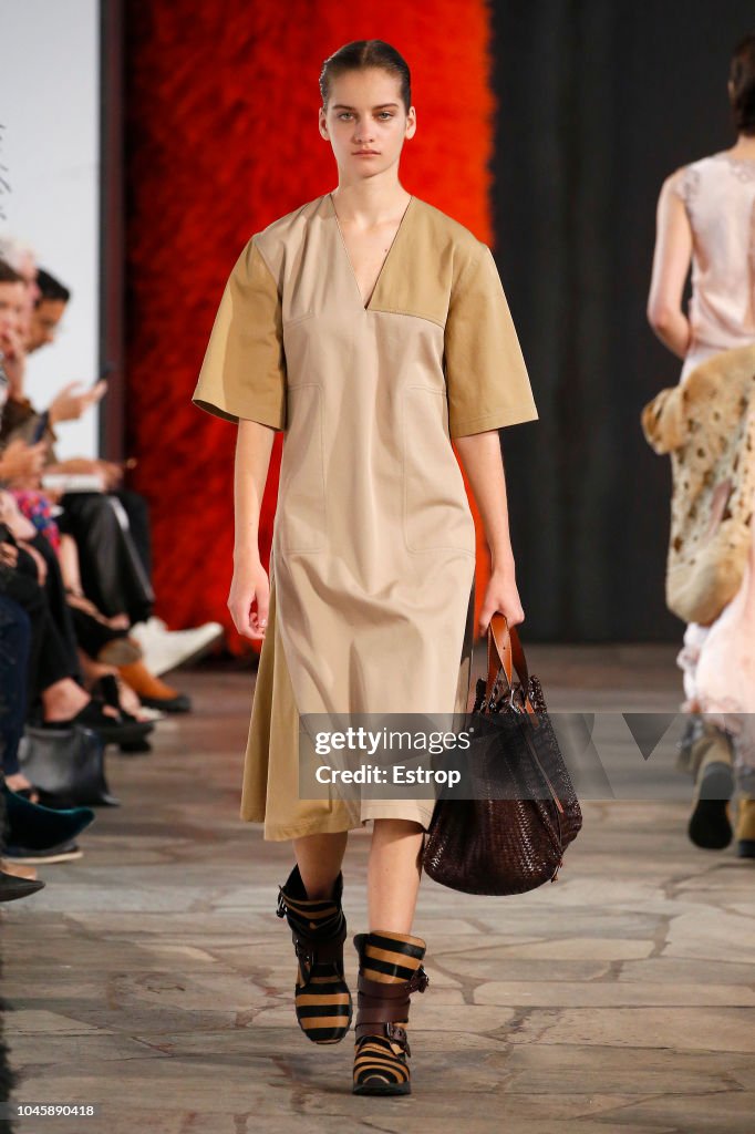 Loewe : Runway - Paris Fashion Week Womenswear Spring/Summer 2019