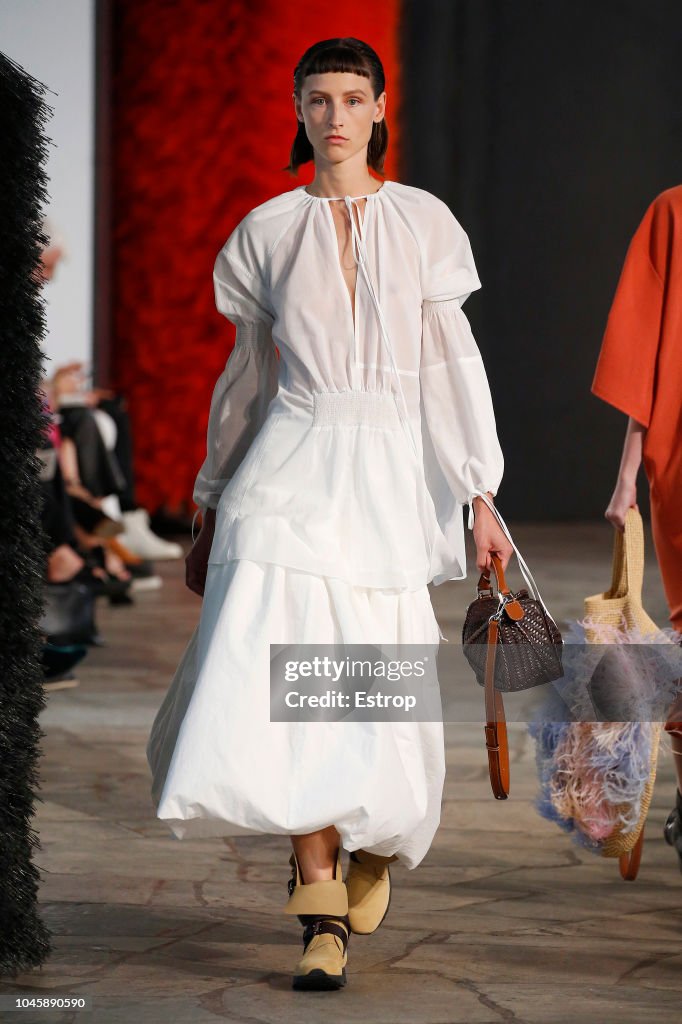 Loewe : Runway - Paris Fashion Week Womenswear Spring/Summer 2019