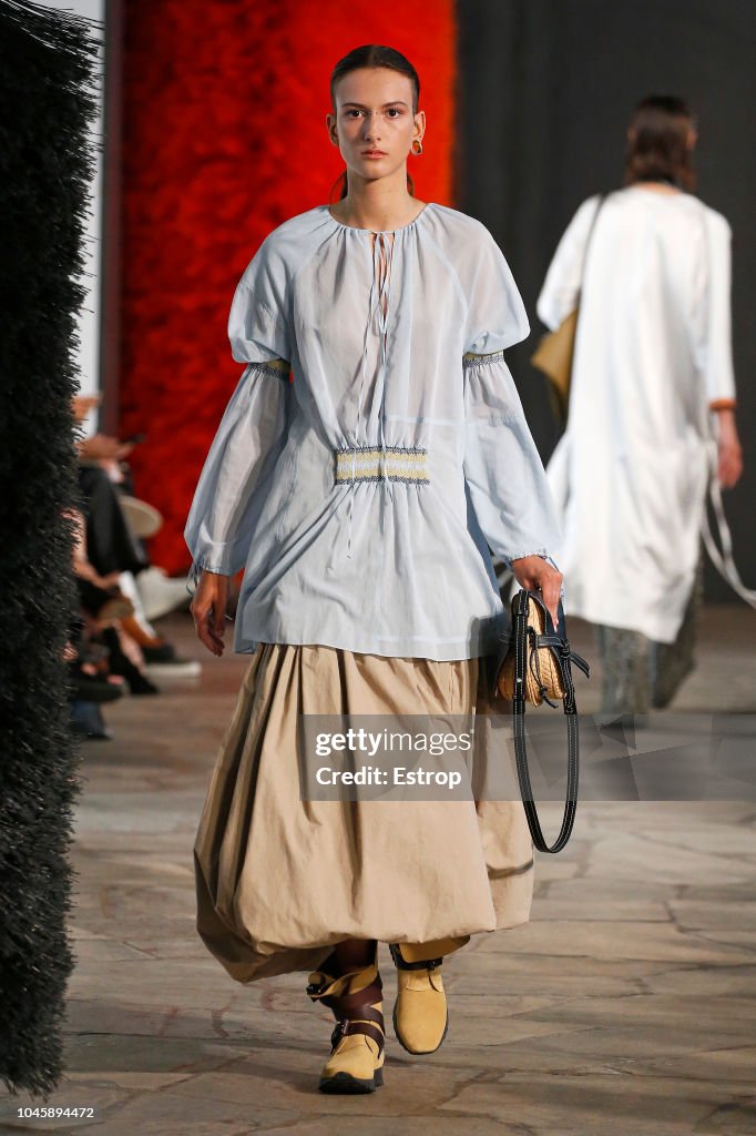 Loewe : Runway - Paris Fashion Week Womenswear Spring/Summer 2019