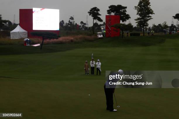 Phoebe Yao of Chinese Taipei attempts a putt on the 9th green prior to the play being suspended in the Pool A match between Australia and Chinese...