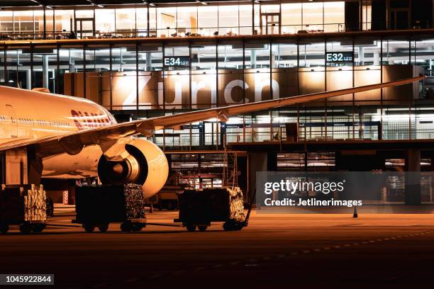 der internationale flughafen zürich - flughafen zürich stock-fotos und bilder