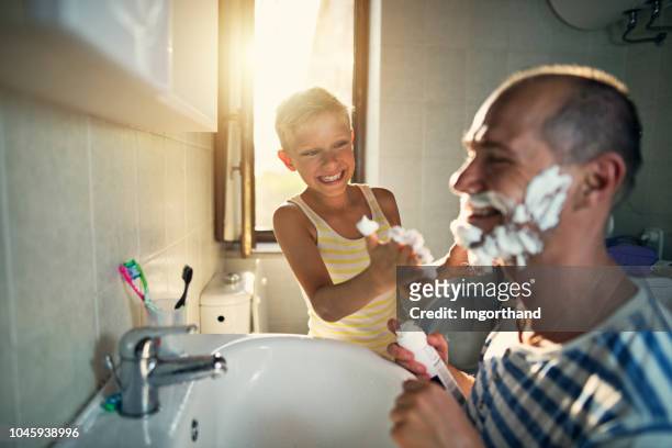 vater und sohn spaß rasieren - shaving cream stock-fotos und bilder