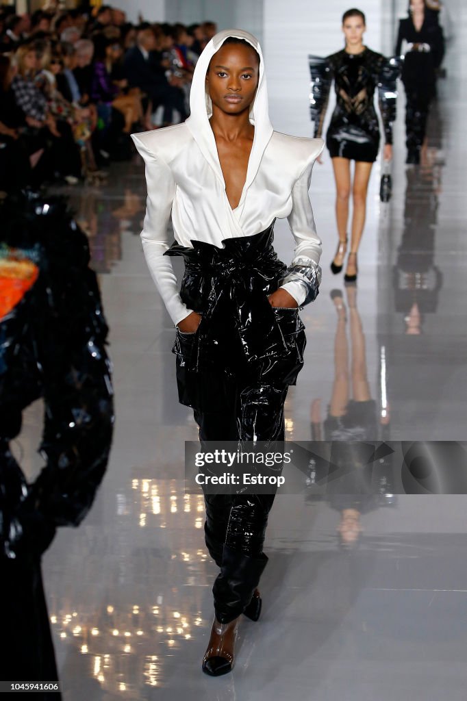 Balmain : Runway - Paris Fashion Week Womenswear Spring/Summer11 2019