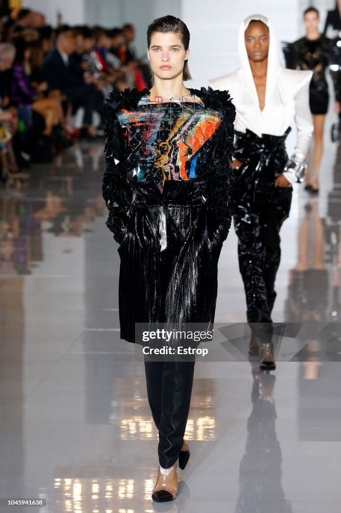 Balmain : Runway - Paris Fashion Week Womenswear Spring/Summer11 2019