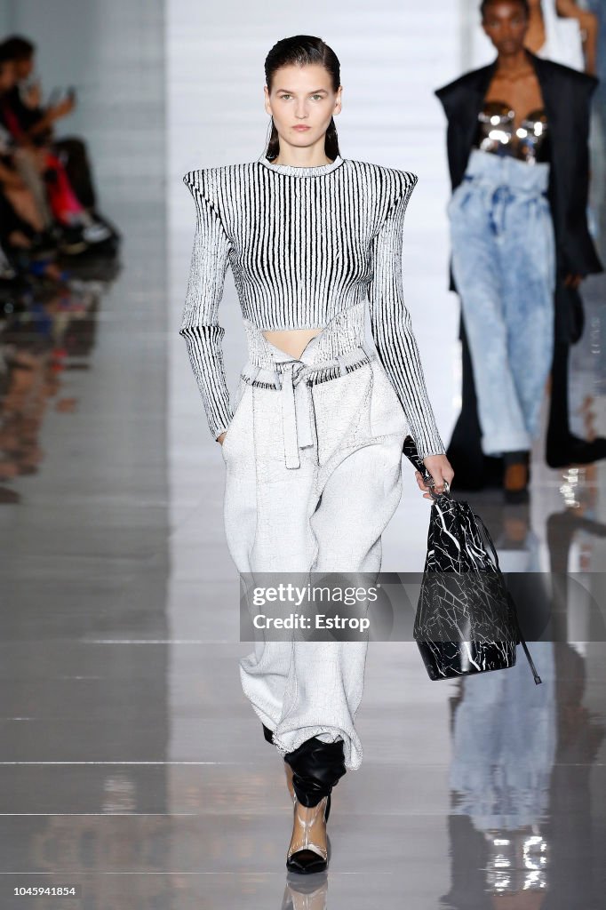 Balmain : Runway - Paris Fashion Week Womenswear Spring/Summer11 2019