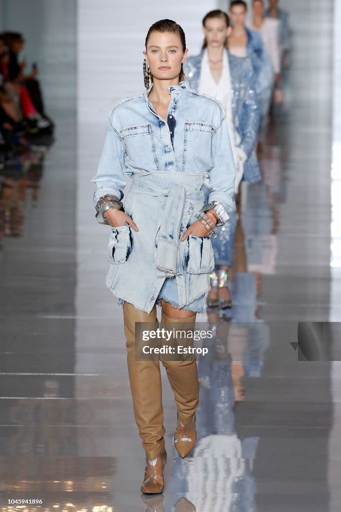 Balmain : Runway - Paris Fashion Week Womenswear Spring/Summer11 2019