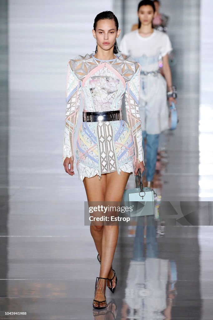 Balmain : Runway - Paris Fashion Week Womenswear Spring/Summer11 2019