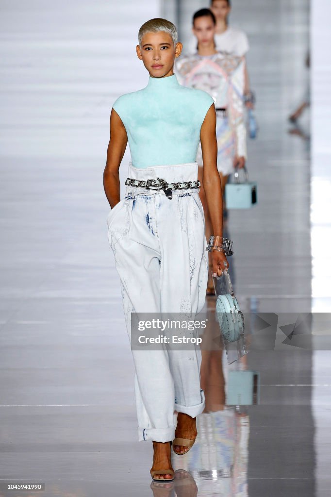 Balmain : Runway - Paris Fashion Week Womenswear Spring/Summer11 2019