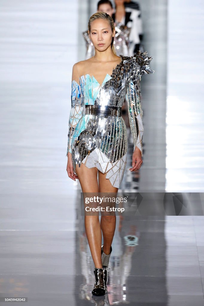 Balmain : Runway - Paris Fashion Week Womenswear Spring/Summer11 2019