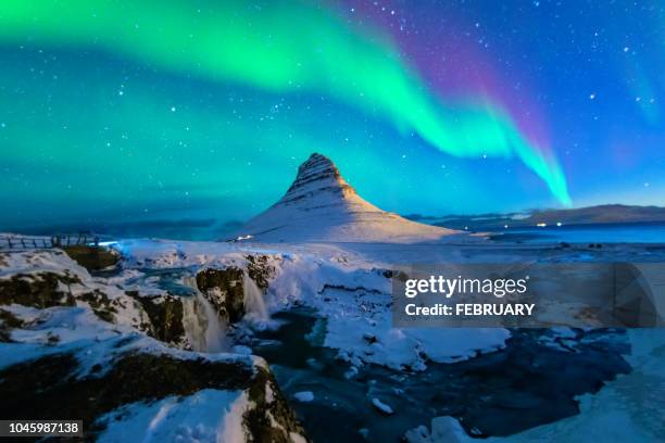northern lights at mount kirkjufell, iceland - naturwunder stock-fotos und bilder