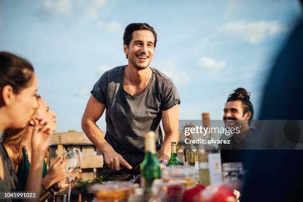 grupo de jóvenes en fiesta de barbacoa - terraza fotografías e imágenes de stock