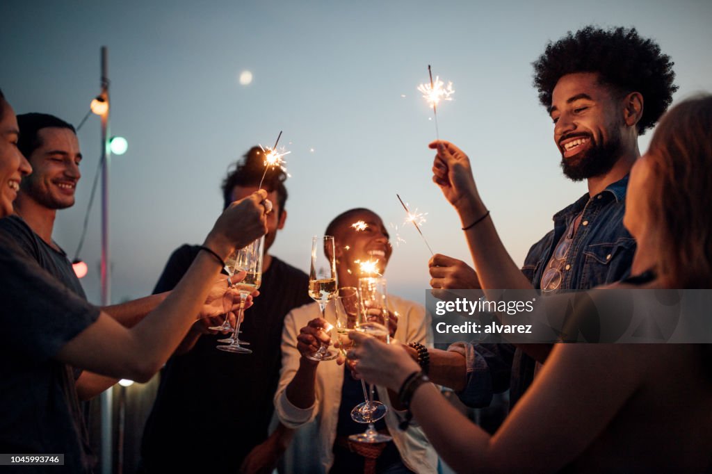 Freunde feiern auf Party auf Dach