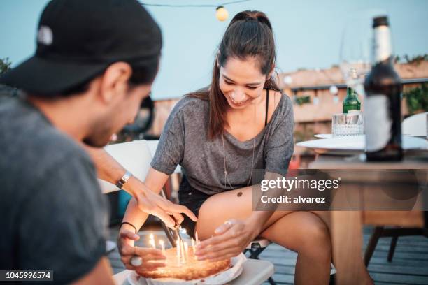 amigos en la fiesta en la azotea con un pastel - lighter fotografías e imágenes de stock