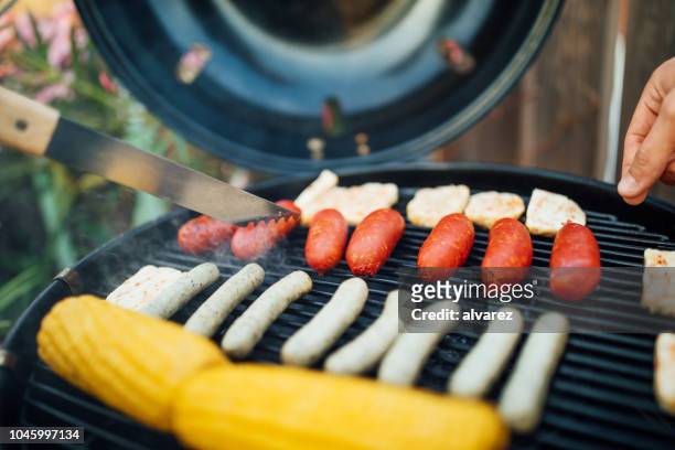 koken worst op barbecue grill voor partij - grill party stockfoto's en -beelden