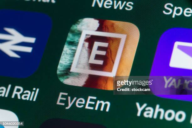 eyeem, yahoo mail, national rail und andere apps auf dem iphone-bildschirm - eyeem stock-fotos und bilder
