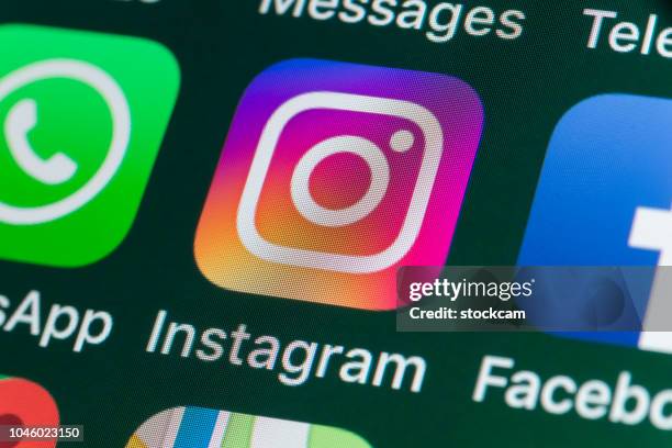 instagram, whatsapp, facebook und andere apps auf dem iphone-bildschirm - instagram stock-fotos und bilder