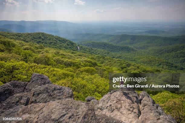 hiker standing at edge of humpback rock, virginia, united states - the united state of women summit 2018 day 1 stock-fotos und bilder