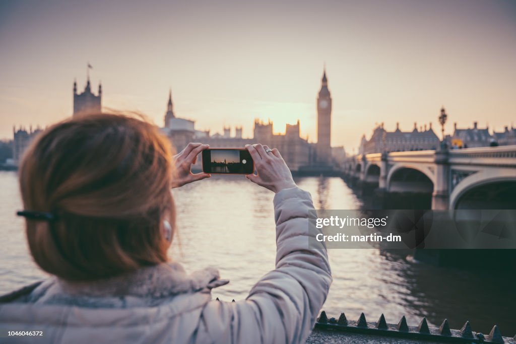 英國旅遊婦女拍照