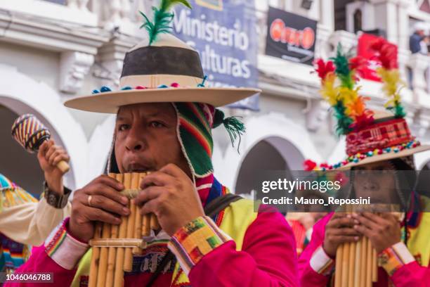 uomini che suonano panpipe al carnevale di oruro in bolivia. - oruro foto e immagini stock