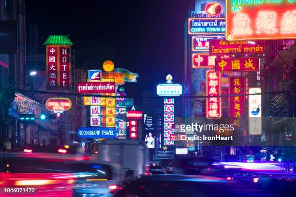 bangkok china town at night. - barrio chino fotografías e imágenes de stock