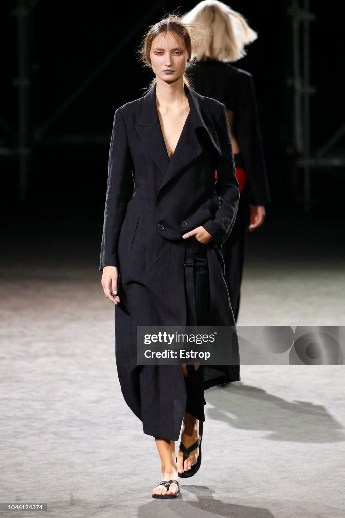 Yohji Yamamoto : Runway - Paris Fashion Week Womenswear Spring/Summer  2019