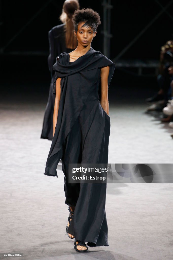 Yohji Yamamoto : Runway - Paris Fashion Week Womenswear Spring/Summer  2019