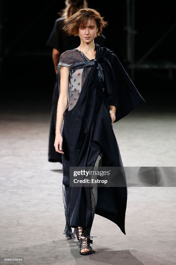 Yohji Yamamoto : Runway - Paris Fashion Week Womenswear Spring/Summer  2019