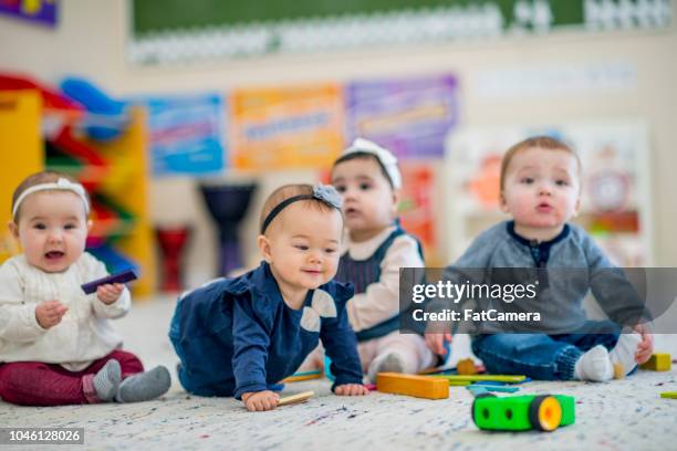 lindos bebés jugando con juguetes en la guardería - sólo bebés fotografías e imágenes de stock