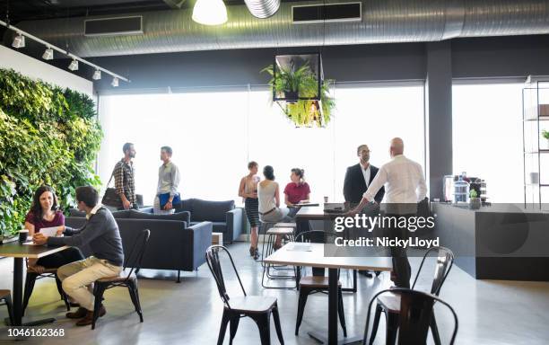 área común de oficina ocupada - comedor fotografías e imágenes de stock