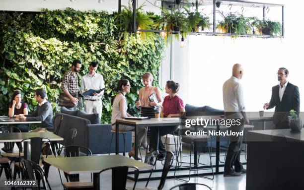 busy office common area - cor verde imagens e fotografias de stock