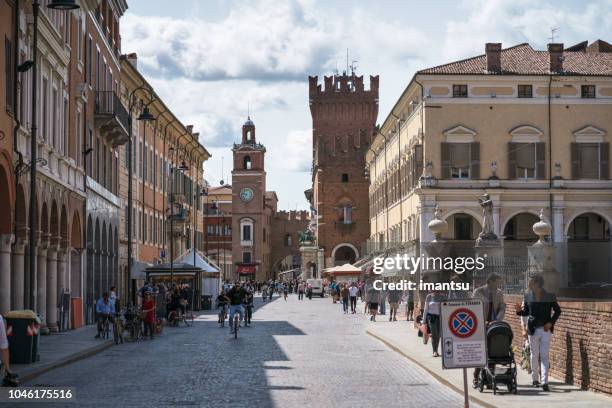 praça medieval trento-trieste em ferrara, itália - ferrara - fotografias e filmes do acervo