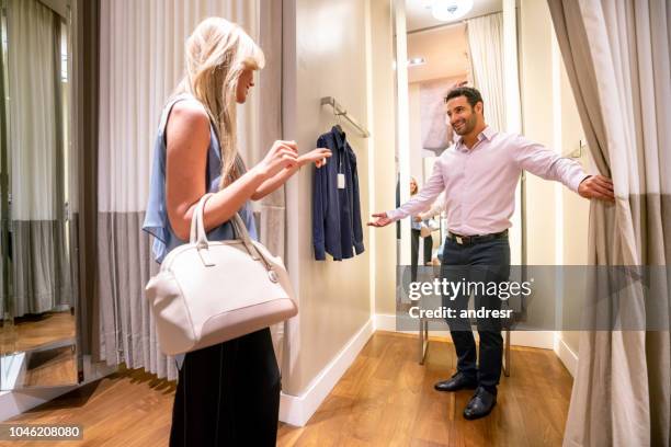 homem tentando roupas no provador - boudoir photography couple - fotografias e filmes do acervo