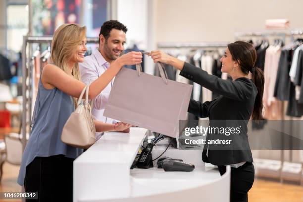 buona coppia che fa shopping in un negozio di abbigliamento - bottega foto e immagini stock