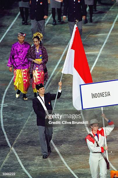 Flag bearer and Badminton player Rexy Ronald Mainaky leads round the Indonesian Olympic Team during the Opening Ceremony of the Sydney 2000 Olympic...