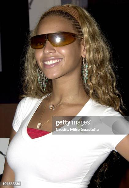 Beyonce' Knowles at Tamar Unique Jewelry, wearing a selected pair of earrings and necklace by Tamar Moore