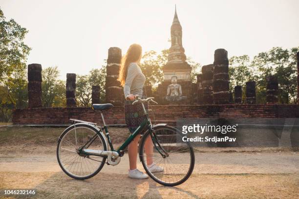 cyclus reiziger - sukhothai stockfoto's en -beelden