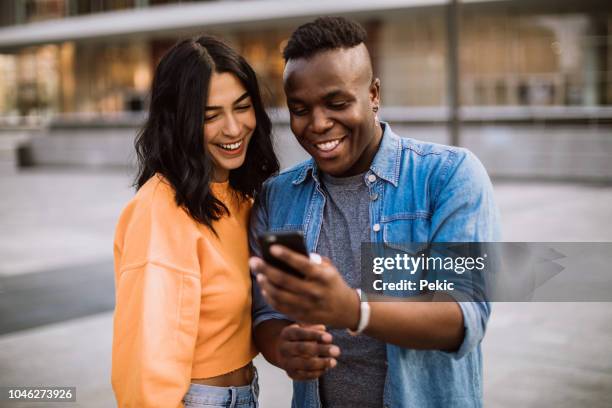 paar maken selfie - couple laughing hugging stockfoto's en -beelden