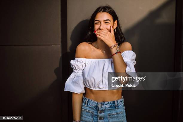 retrato de mujer italiana linda alegre - mano tapando la boca fotografías e imágenes de stock