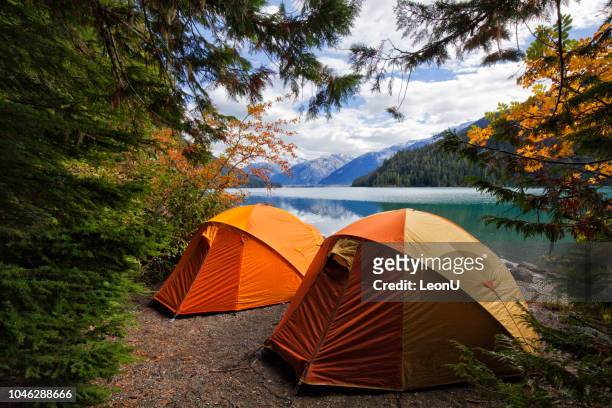 twee tenten op cheakamus lake in herfst, bc, canada - vancouver canada stockfoto's en -beelden
