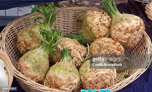 セロリアックで、ファーマーズマーケット - celeriac ストックフォトと画像