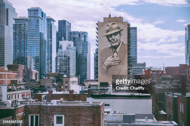 montreal skyline with leonard cohen mural - montreal imagens e fotografias de stock