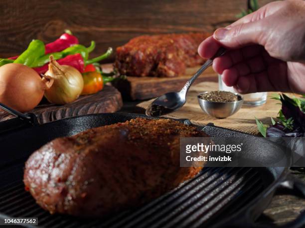 調理する前に肉 - sprinkling ストックフォトと画像