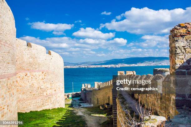 fortezza di kilitbahir e mare di canakkale - gallipoli foto e immagini stock