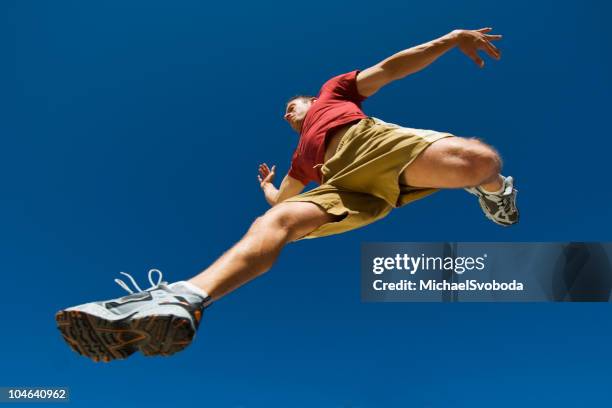 a salto - man looking up imagens e fotografias de stock